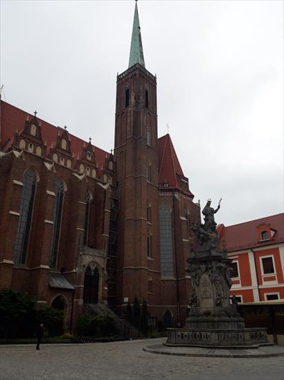 2017.05.01-03 - Wrocław - 11 - Kościół Rzymskokatolicki pw. Świętego Krzyża i pomnik św Jana Nepomucena.jpg